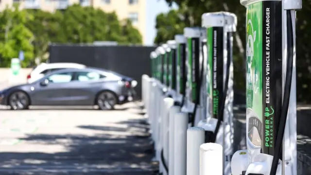 Tempat pengisian daya mobil listrik di California.