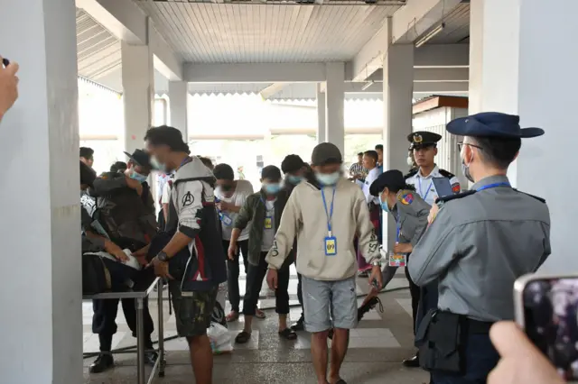 Ngày 27/2, 84 trong số 283 công dân Indonesia đã được đưa sang Thái Lan để trở về nước