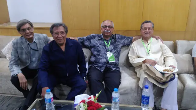 طلعت دوستوں کے ساتھ