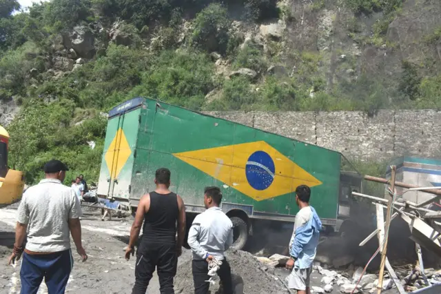 बाढीले बगाएको स्थानबाट ट्रक निकालिँदै