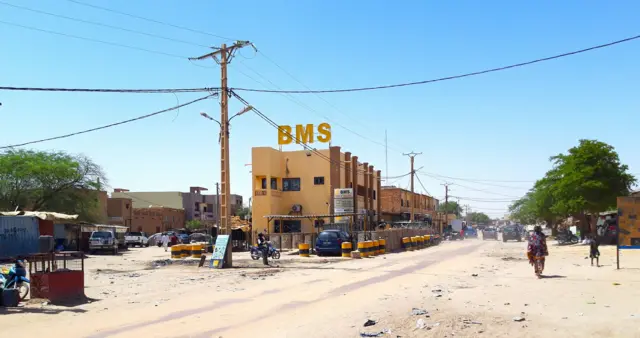 Une rue passant devant une banque à Tombouctou, 04 juin 2025.