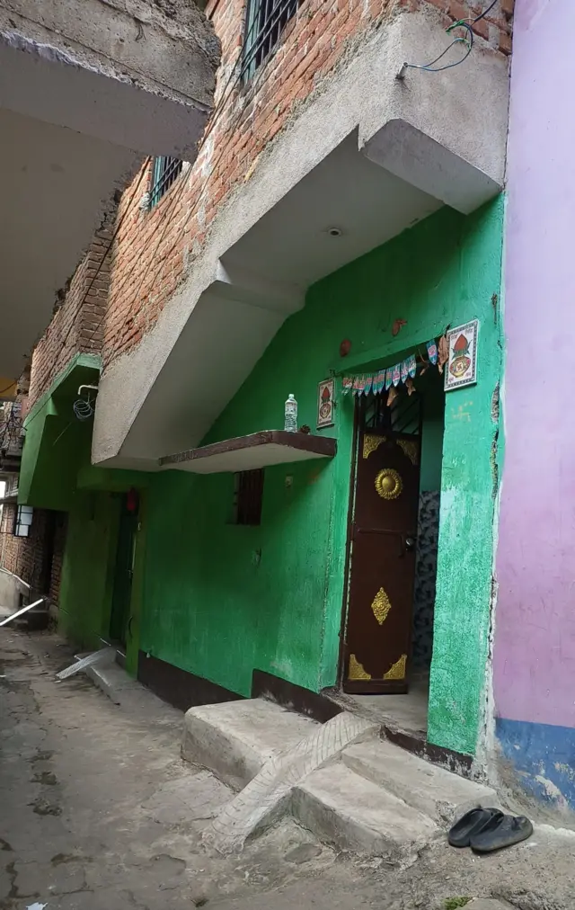 रोहित के परिवार का घर