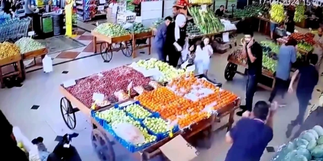 Marketteki bir patlama anı sonrasında sol alt köşede bir kişi yaralı şekilde yatıyor