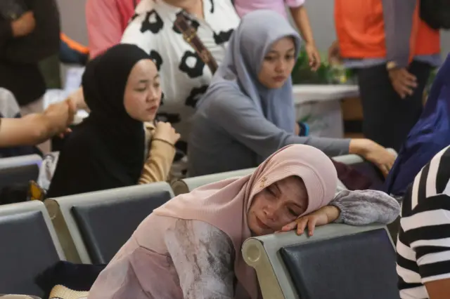 Sejumlah keluarga korban tenggelamnya KMP Tunu Pratama Jaya menunggu Informasi di Posko Operasi SAR di Ketapang, Banyuwangi, Jawa Timur, Jumat (4/7/2025). Memasuki hari ketiga setelah tenggelamnya KMP Tunu Pratama Jaya, sejumlah kerabat dari korban yang belum ditemukan masih bertahan di posko untuk menanti kabar pencarian Tim SAR.