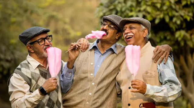 ਕਾਟਨ ਕੈਂਡੀ ਖਾਂਦੇ ਬਜ਼ੁਰਗ