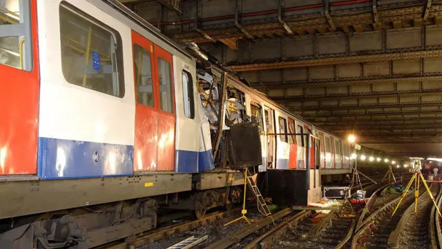 Поврежденный в результате взрыва вагон лондонского метро