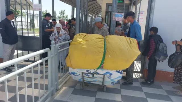 Chegaradan o‘tayotgan odamlar. 