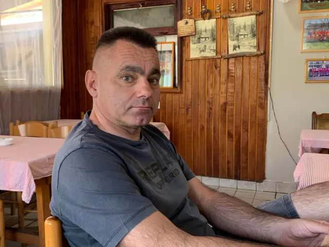 Muškarac sedi u crnoj majici