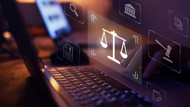 تصویری گرافیکی از سمبول‌های مربوط به دادگاه روی نمایشگر کامپیوتر