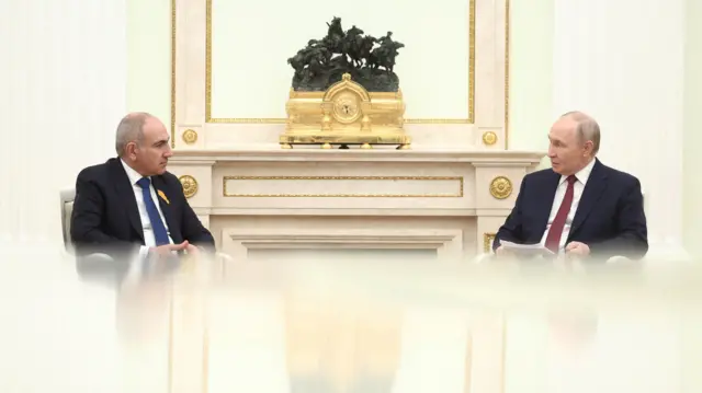 Пашинян и Путин сидят в Кремле.