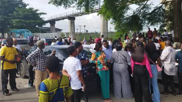 Ndị amaala gbakọrọ na mpaghara UTC na Pọthacọ na-eche ka Fubara bịa