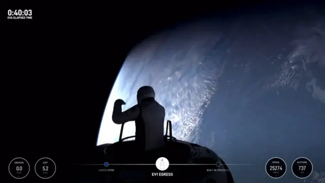 Jared Isaacman sai da escotilhaaposta eleiçãouma nave espacial na primeira caminhada espacial privada. Sua imagem está na sombra e ele veste um traje espacial. A Terra pode ser vista ao fundo, no lado direito da imagem. Ela é azul e curva, com nuvens brancas