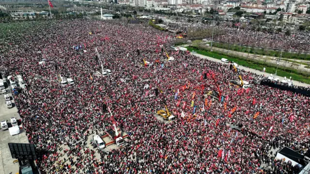 イスタンブール市郊外で開かれた野党集会に集まった人たちのドローン空撮写真（29日、イスタンブール・マルテペ）