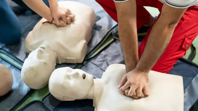 সিপিআরের বেশ কটি ধাপ রয়েছে