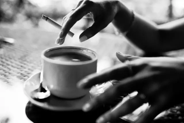 Ilustrasi merokok sambil meminum kopi.