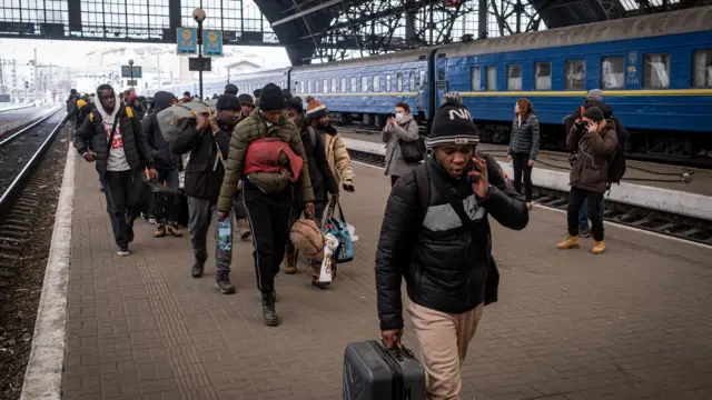 Les "ressortissants de pays tiers" ont été laissés libres de transférer leurs cours universitaires dans d'autres pays d'accueil.