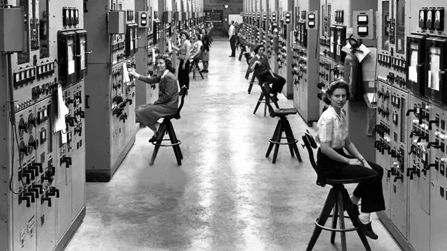 Mulheres trabalham com computadoresroleta de cassino1944