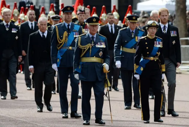 Vua Charles III và Hoàng gia đi sau quan tài Nữ hoàng ngày 14/9