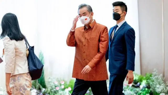 Chinese Foreign Minister Wang Yi (C) arrives at ASEAN gala dinner