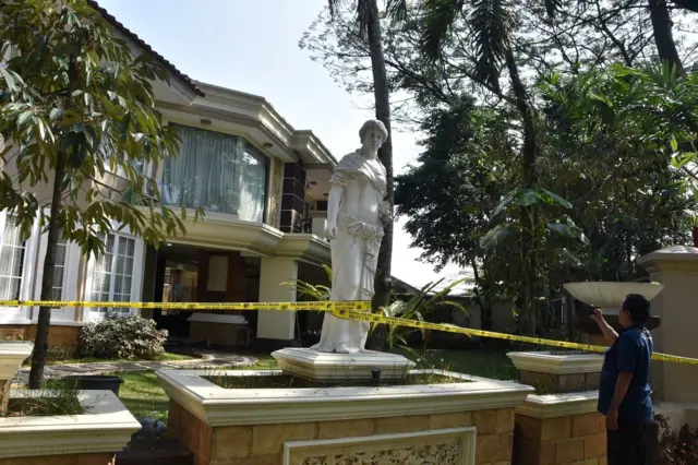 Tim penyidik Korps Pemberantasan Tindak Pidana Korupsi (Kortastipidkor) Polri menyita emas batangan, mata uang asing, dan uang tunai senilai sekitar Rp476 miliar dari rumah tersebut sebagai bagian dari penyidikan dugaan tindak pidana korupsi dan tindak pidana pencucian uang (TPPU).