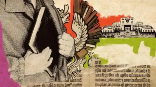 ceket giymiş birisi elinde kitaplar tutuyor