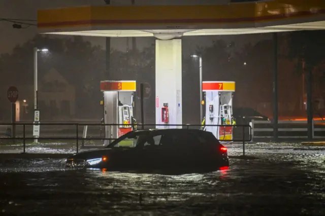 Vehículo inundado en gasolinera