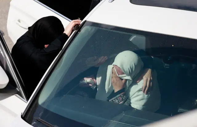 إحدى أقارب فلسطيني قُتل خلال الاشتباكات تبكي داخل سيارة خارج مستشفى في نابلس، في 24 يوليو/تموز 2026.