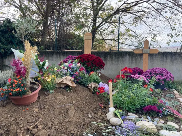 صبح دوشنبه ۱۹ آبان / ۱۰ نوامبر جمشید شمیرانی در کنار همسرش به خاک سپرده شد