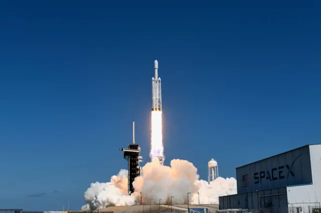 Tên lửa Falcon Heavy của SpaceX mang theo tàu vũ trụ Europa Clipper, được phóng tại Trung tâm vũ trụ Kennedy của NASA ở Mũi Canaveral, bang Florida (Mỹ) 