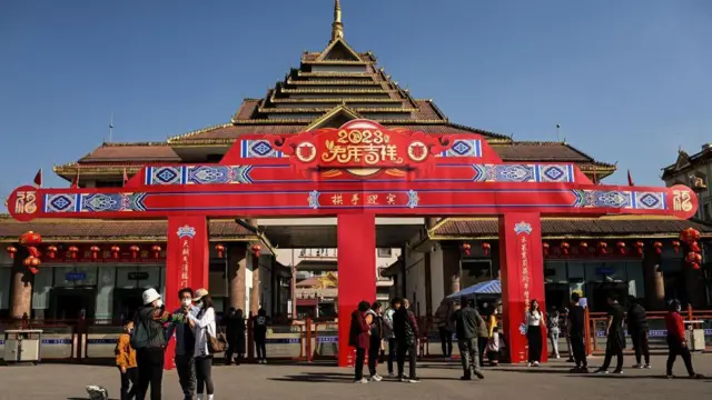 တရုတ်-မြန်မာနယ်စပ် ‌တရုတ်နိုင်ငံ၊ ယူနန်ပြည်နယ်ထဲက ရွှေလီမြို့ (ပုံဟောင်း)