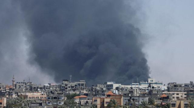 イスラエルの空爆でラファ上空に黒煙が上った（24日）