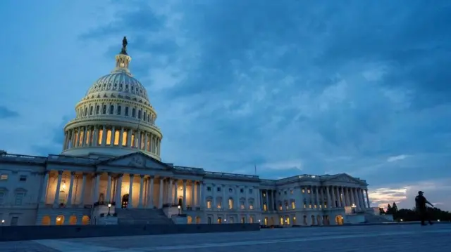 日の落ちかかった青い空を背景に、連邦議会議事堂の中では明かりがともっている