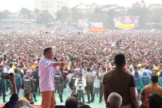 তারেক রহমান একটি জনসভা মঞ্চে হেঁটে হেঁটে কথা বলছেন