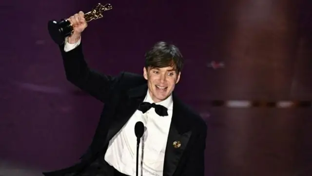Cillian Murphy avec son Oscar pour avoir joué le "père" de la bombe atomique dans Oppenheimer .