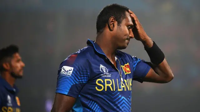 টাইমড আউট হওয়ার পর হতাশ অ্যাঞ্জেলো ম্যাথিউজ