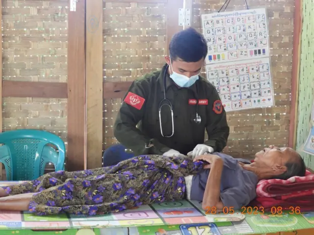 ဆိုက်ကလုန်းမိုခါမုန်တိုင်းဒဏ်သင့်သူကို ဆေးကုသမှုပေးနေတဲ့ အေအေတပ်ဖွဲ့ဝင် (ပုံဟောင်း)