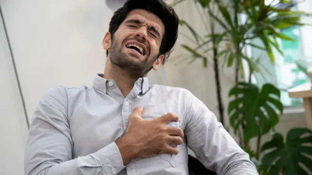 এক ব্যক্তির বুকে ব্যাথা হচ্ছে বোঝাতে- প্রতীকী ছবি