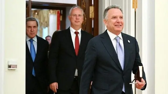 Юрій Ушаков, Кирило Дмитрієв та Стів Віткофф заходять до зали у Кремлі, архівне фото