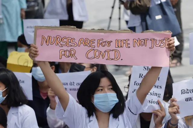 प्रदर्शनमा उत्रिएका नर्सहरू