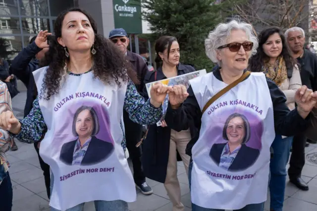 Eski milletvekili ve Diyarbakır Büyükşehir Belediye Başkanı Gültan Kışanak da davanın tutuklu sanıkları arasında yer alıyor.