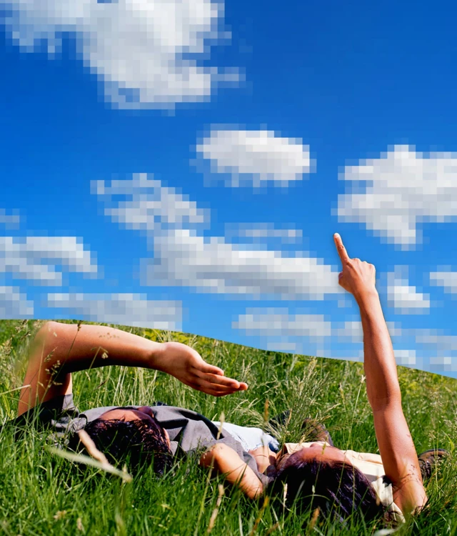합성한 이미지로, 잔디밭에 두 사람이 누워 있고 우측의 사람은 하늘을 가리키고 있다. 하늘에는 구름이 있다. 하늘 부분은 해상도가 떨어진다.