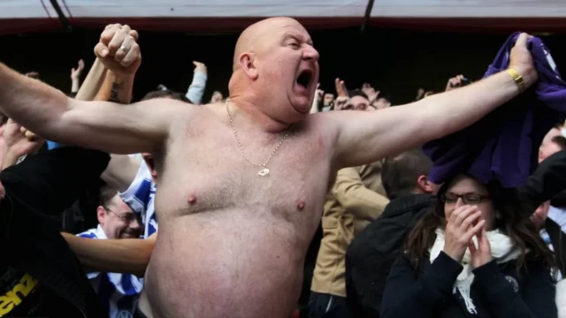 ਮੈਚ ਦੌਰਾਨ ਕਮੀਜ਼ ਉਤਾਰਦਾ ਵਿਅਕਤੀ 