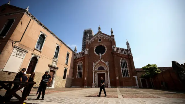 Співробітники служби безпеки стоять біля церкви Madonna dell'Orto3094
