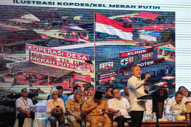 Menko Bidang Pangan Zulkifli Hasan (kanan) menyampaikan paparan saat menghadiri kegiatan Peluncuran Koperasi Desa/Kelurahan dan Dialog Percepatan Musyawarah Desa/Kelurahan Merah Putih di Jawa Tengah di Holy Stadium, Semarang, Jawa Tengah, Selasa (6/5/2025). Kegiatan yang dihadiri delapan menteri, wakil menteri kabinet merah putih, Gubernur serta Wagub Jateng dan 9.000 peserta kepala daerah maupun desa se-Jawa Tengah tersebut membahas tentang percepatan musyawarah pembentukan koperasi Desa/Kelurahan Merah Putih di provinsi itu dengan anggaran melalui APBN sebesar Rp3 miliar hingga Rp5 miliar per koperasi sekaligus penyerahan bantuan sarana dan prasarana untuk pemerintah desa, petani, serta nelayan dari Pemprov Jateng.