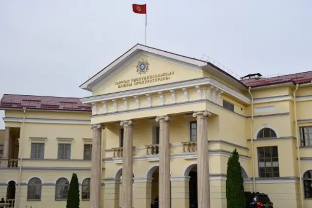 25 жылдан бери бүтпөгөн үйдүн чырына Башкы прокуратуранын коррупцияга каршы күрөш тармагын караган бакандай кызматкердин катышы бар деп шектелүүдө