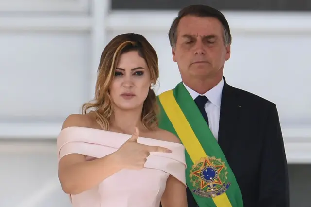 Michelle Bolsonaro discursa em língua de sinais ao lado de Jair Bolsonaro, durante a posse dele no Palácio do Planalto, em Brasília, em 1º de janeiro de 2019.