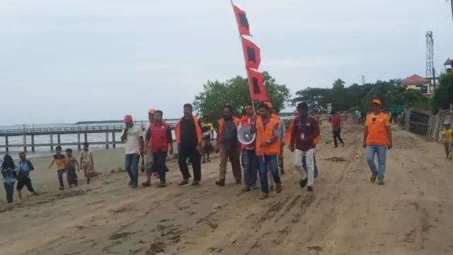 স্থানীয় বাসিন্দাদের নিরাপদ আশ্রয়ে চলে যেতে মাইকিং করা হচ্ছে, টেকনাফের শাহ পরীর দ্বীপের চিত্র