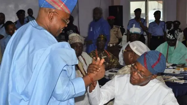 Aworan Adeleke ati Oyetọla nibi ti wọn ti n ki ara wọn lode kan