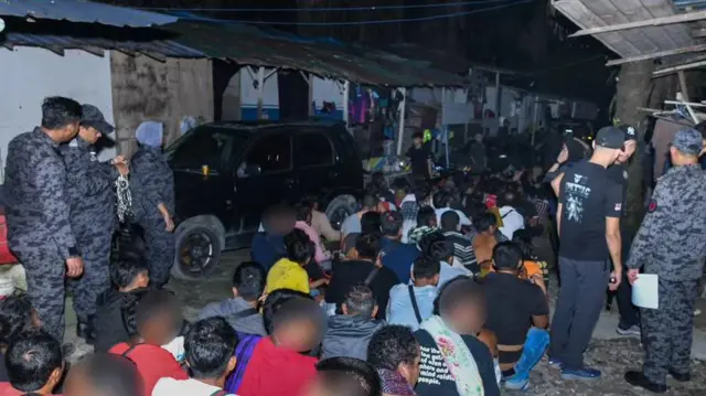 Aparat keamanan menangkap 130 WNI di kampung Shah Alam, Malaysia.