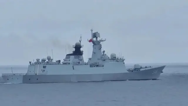 เรือรบจีนลำหนึ่งแล่นอยู่ในน่านน้ำใกล้กับเกาะเผิงเจียทางตอนเหนือของไต้หวัน เมื่อวันที่ 23 พ.ค.